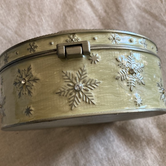 Olivia & Gracie snowman metal keepsake box - Picture 5 of 7